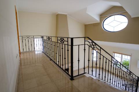 Moradia T4 - 5 assoalhadas com garagem para 2 carros