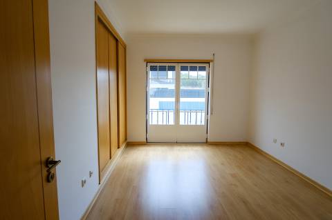 Moradia T4 - 5 assoalhadas com garagem para 2 carros