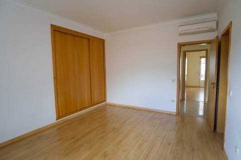 Moradia T4 - 5 assoalhadas com garagem para 2 carros