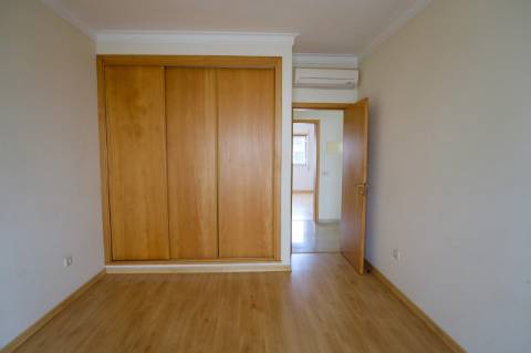 Moradia T4 - 5 assoalhadas com garagem para 2 carros