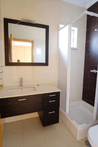 Moradia T4 - 5 assoalhadas com garagem para 2 carros