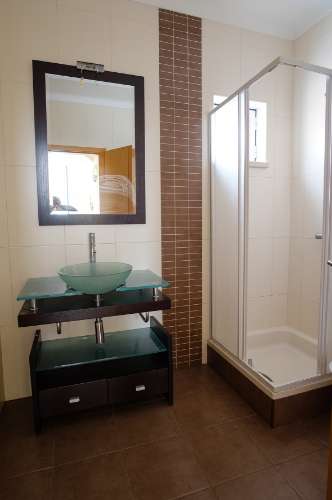 Moradia T4 - 5 assoalhadas com garagem para 2 carros