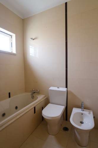 Moradia T4 - 5 assoalhadas com garagem para 2 carros