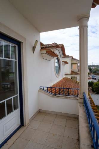 Moradia T4 - 5 assoalhadas com garagem para 2 carros