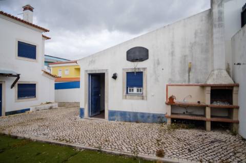 Moradia T4 - 5 assoalhadas com garagem para 2 carros