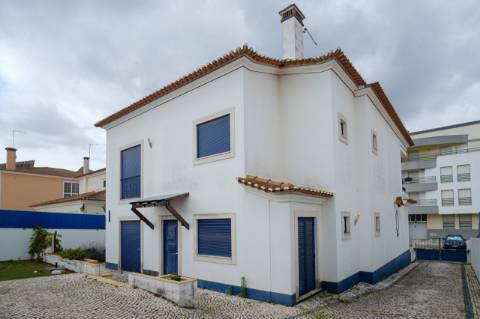 Moradia T4 - 5 assoalhadas com garagem para 2 carros