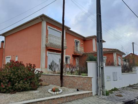 Moradia T7 com terreno