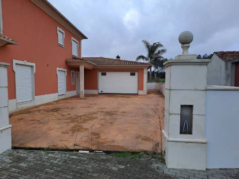 Moradia T7 com terreno