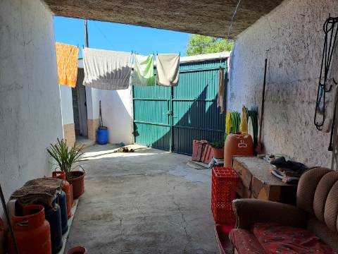 Moradia T2 +1 com logradouro