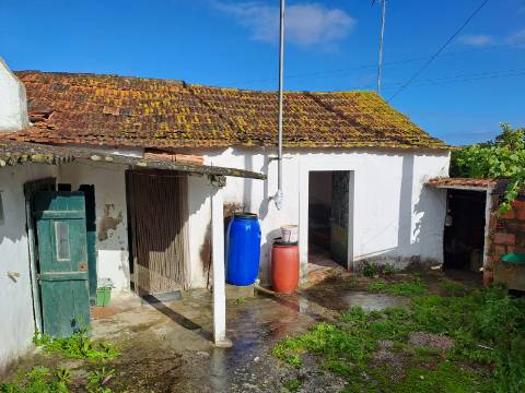 Casa antiga de r/c, para recuperação total com terreno