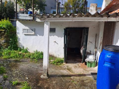 Casa antiga de r/c, para recuperação total com terreno