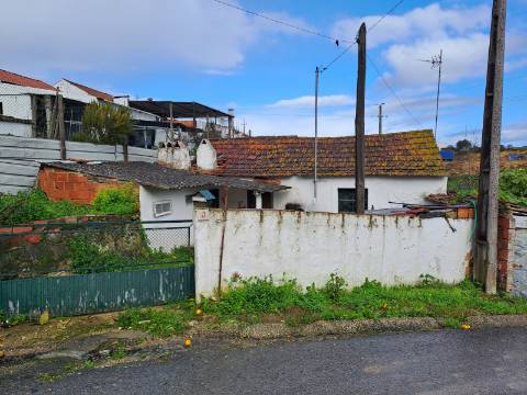 Casa antiga de r/c, para recuperação total com terreno