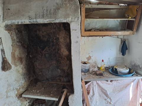 Casa antiga de r/c, para recuperação total com terreno