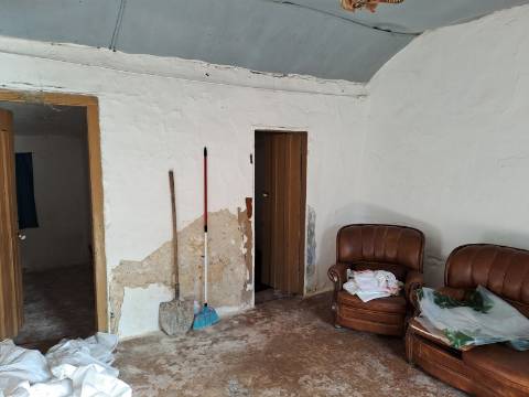 Casa antiga de r/c, para recuperação total com terreno