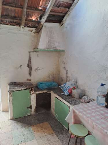 Casa antiga de r/c, para recuperação total com terreno