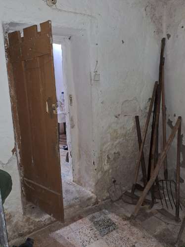 Casa antiga de r/c, para recuperação total com terreno