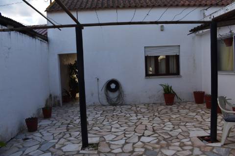 Moradia T2 com cozinha rústica