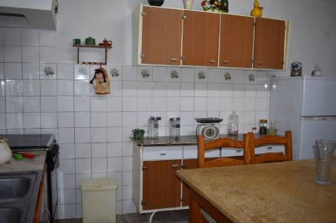 Moradia T2 com cozinha rústica