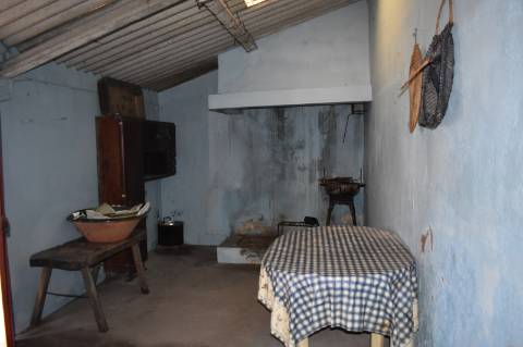 Moradia T2 com cozinha rústica