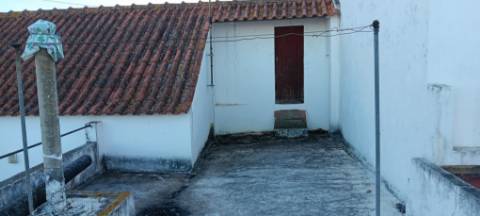 Moradia T2 com cozinha rústica