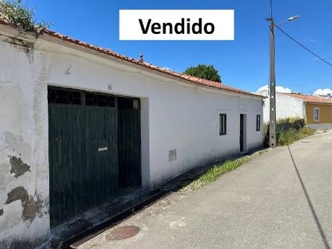 Moradia T2 com garagem e quintal