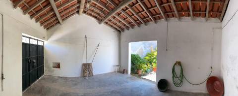 Moradia T2 com garagem e quintal