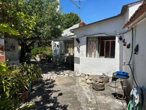 Moradia T2 com garagem e quintal