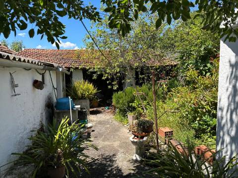 Moradia T2 com garagem e quintal