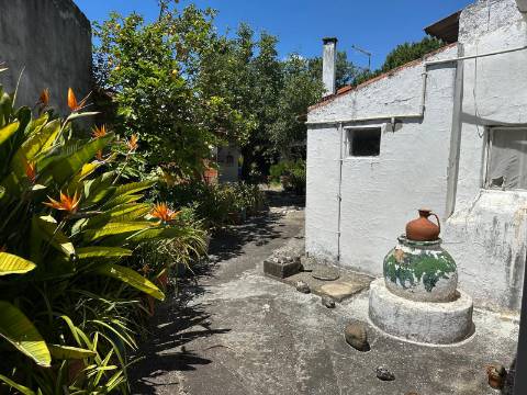 Moradia T2 com garagem e quintal