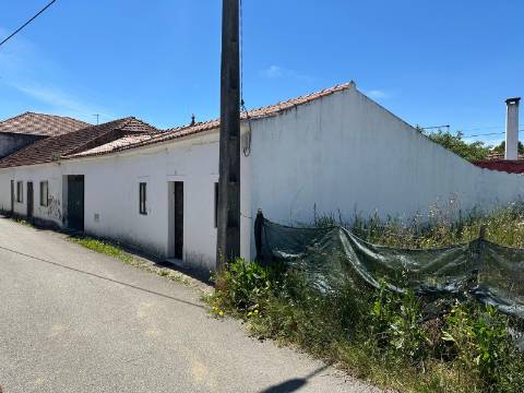 Moradia T2 com garagem e quintal