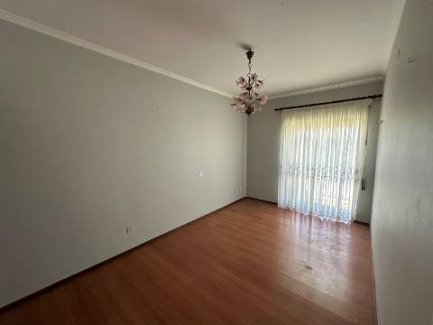 Apartamento T3 com garagem individual com 36m2
