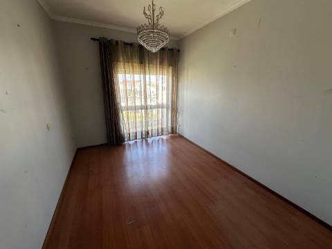 Apartamento T3 com garagem individual com 36m2