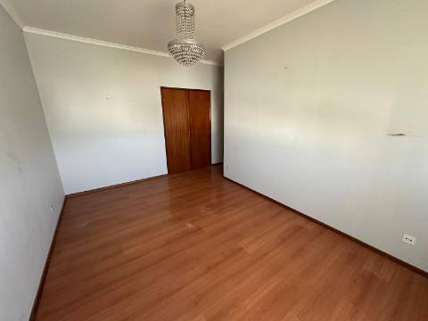 Apartamento T3 com garagem individual com 36m2
