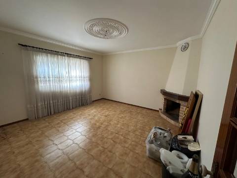 Apartamento T3 com garagem individual com 36m2