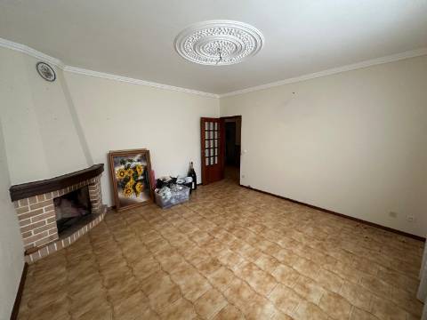 Apartamento T3 com garagem individual com 36m2