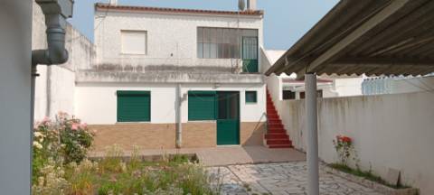 Moradia com armazém e quintal