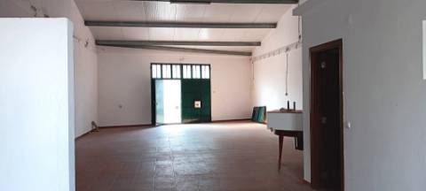 Moradia com armazém e quintal