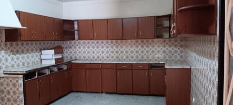 Moradia com armazém e quintal