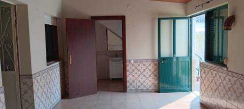 Moradia com armazém e quintal