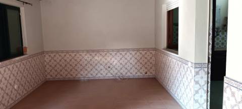 Moradia com armazém e quintal