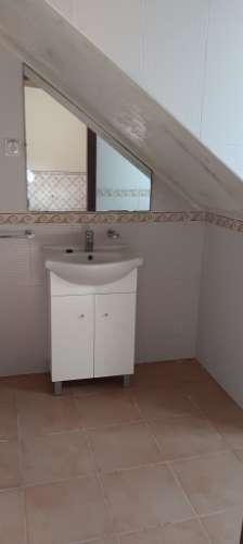 Moradia com armazém e quintal