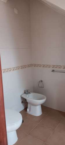 Moradia com armazém e quintal