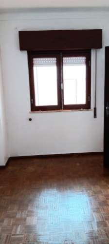 Moradia com armazém e quintal