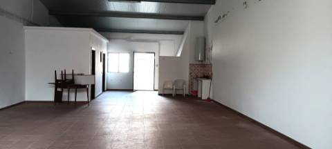 Moradia com armazém e quintal