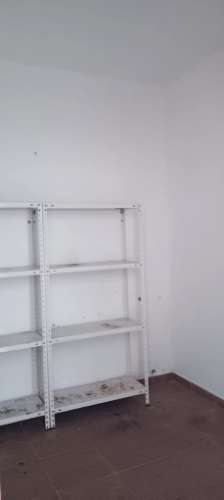 Moradia com armazém e quintal