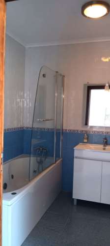 Moradia com armazém e quintal