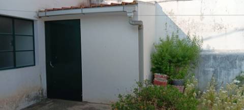 Moradia com armazém e quintal