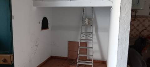 Moradia com armazém e quintal