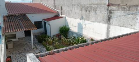 Moradia com armazém e quintal