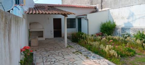 Moradia com armazém e quintal